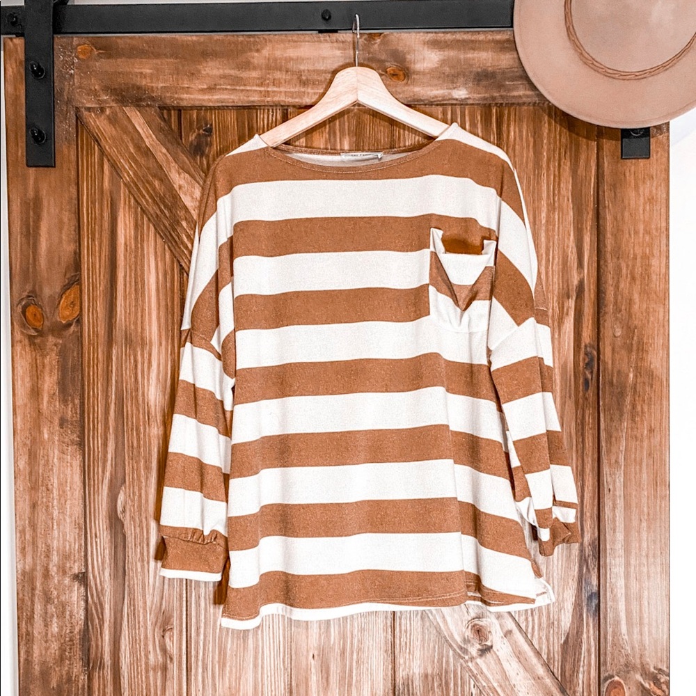 SOLD OUT! “𝚂𝚃𝚁𝙸𝙿𝙴𝙳 𝙱𝙰𝚃𝚆𝙸𝙽𝙶” chic top - Picture 2 of 6